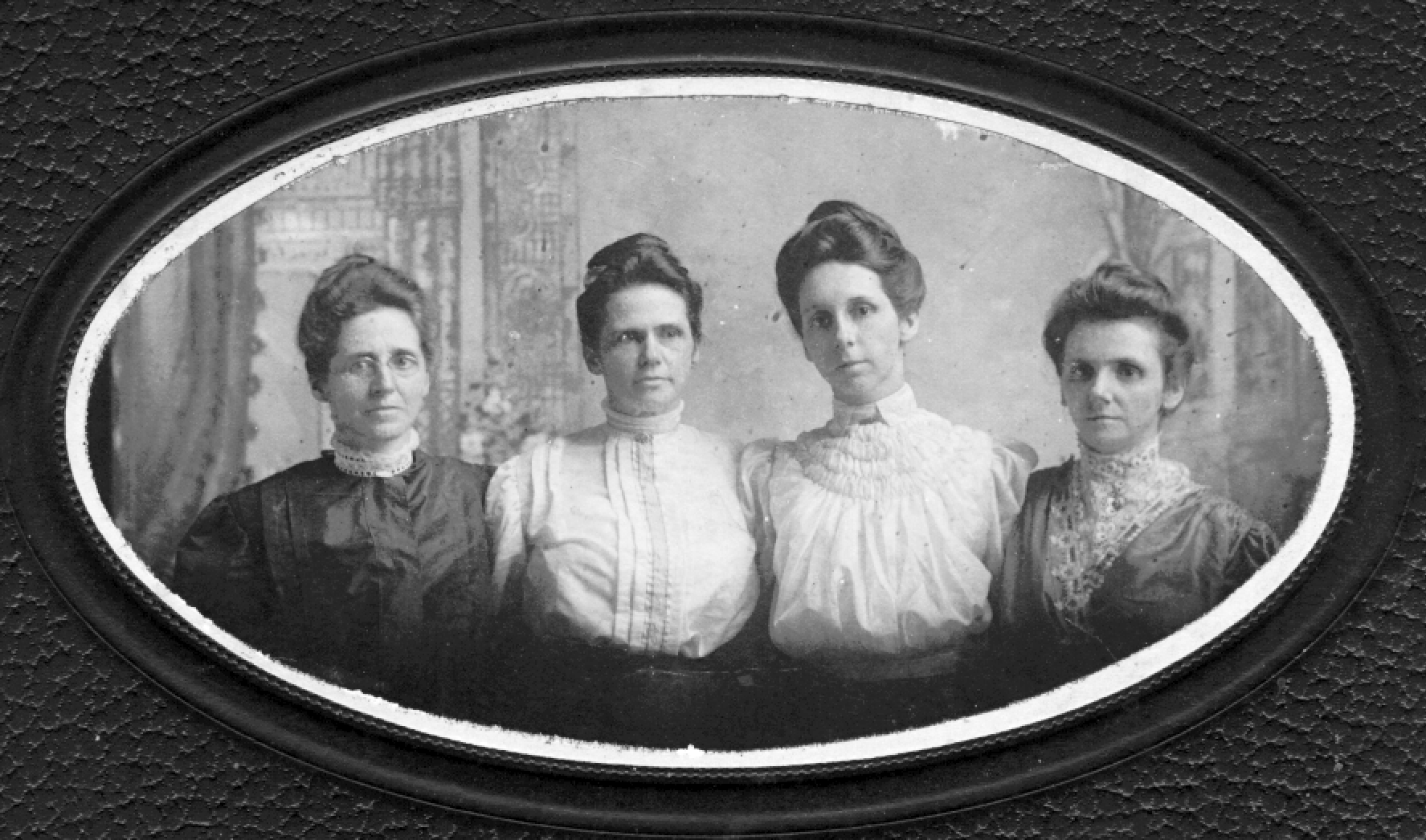 Lanty's four daughters, oval portrait