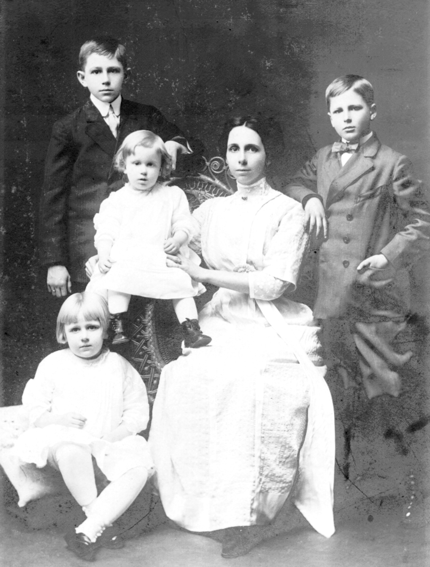 Lockie with her children, 1912